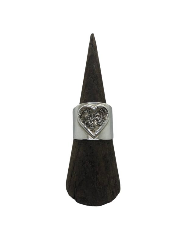 Anillo banda con corazón al centro